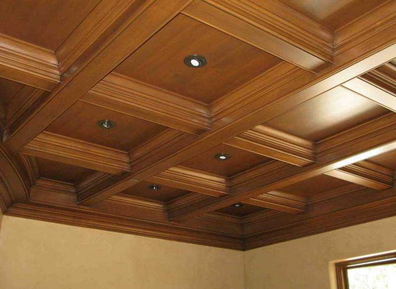 Варианты и особенности резных деревянных потолков