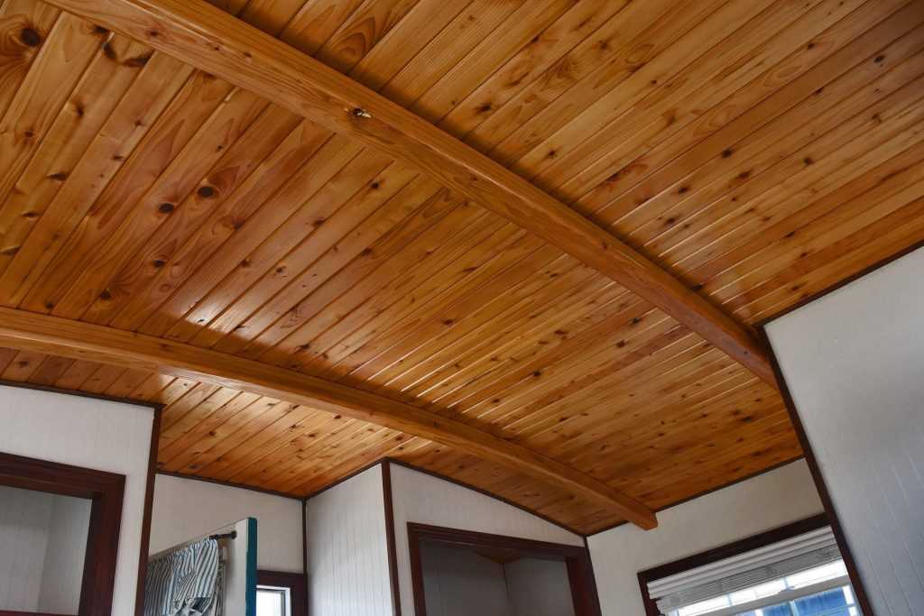 Если вам необходимо отделать потолок в деревянном доме, существует несколько вариантов решения вопроса Для дач и соответственно – бюджетных ремонтов, подходят подвесные панельные или подшивные деревянные композиции, а для собственного дома с постоянным пр