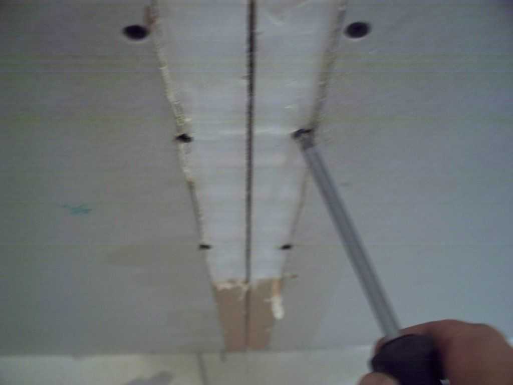 Почему трескается потолок из гипсокартона и как заделать трещины