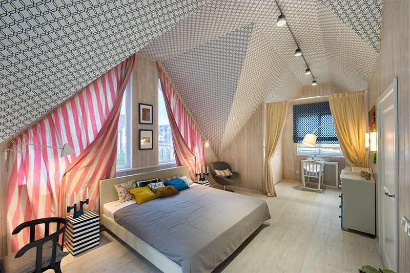 Как оформить скошенный потолок в интерьере: идеи дизайна комнат на мансардном этаже