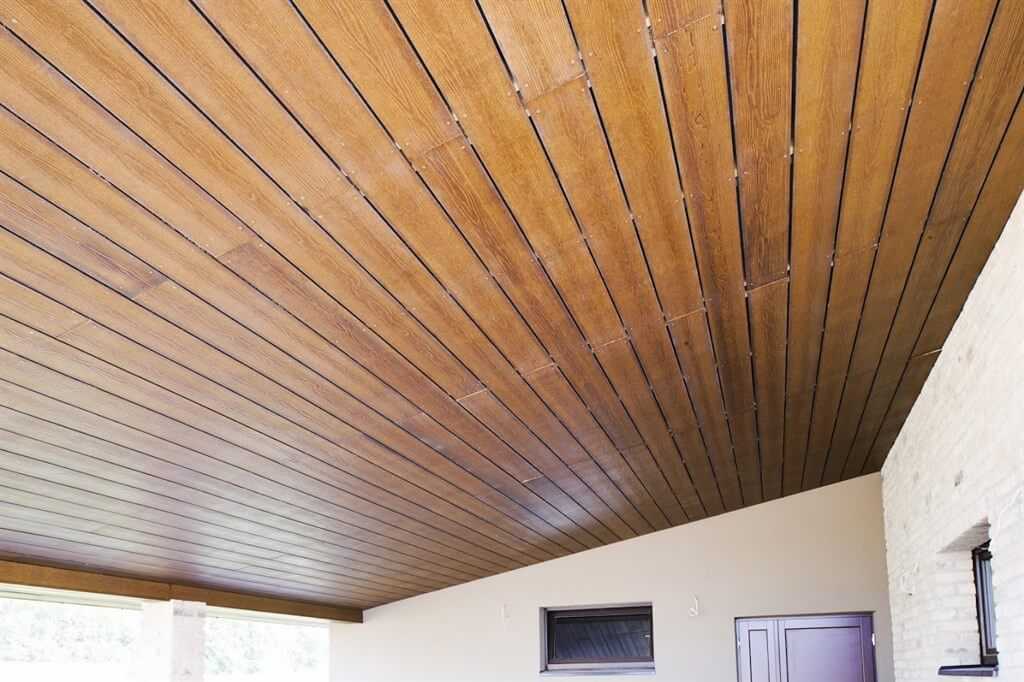 Потолок из досок обрезных и необрезных в бане и мансарде, как правильно подшить из деревянных реек