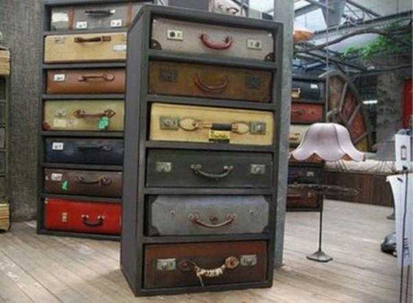 Старые чемоданы в интерьере в роли мебели и предметов декора