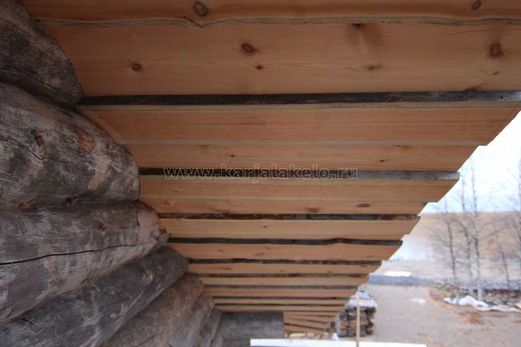 Потолок под старину из необрезной доски - особенности и применение