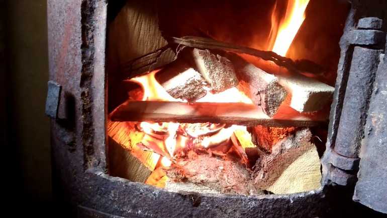 Как разжечь сырые дрова?