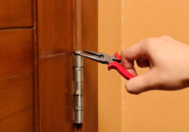 Почему скрипят новые двери после установки