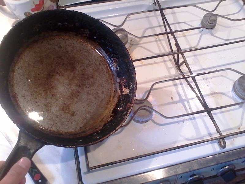Народный способ: как почистить пригоревшую чугунную сковороду солью
