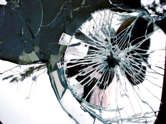 Что означает примета разбилось стекло в окне, часах, мебели, машине?