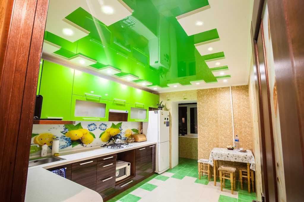 Обзор различных вариантов для потолка на кухне: 54 фото