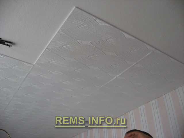 Как наклеить пенопластовую потолочную плитку на неровный потолок. как клеить потолочную плитку